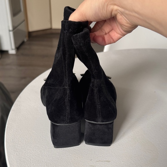 Elegant Black Suede Women's Shoes with Embellished Buckle - Picture 4 of 6